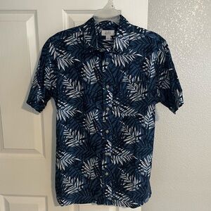 Croft & Barrow - tropical button up short sleeve shirt - Men’s Small - Blue